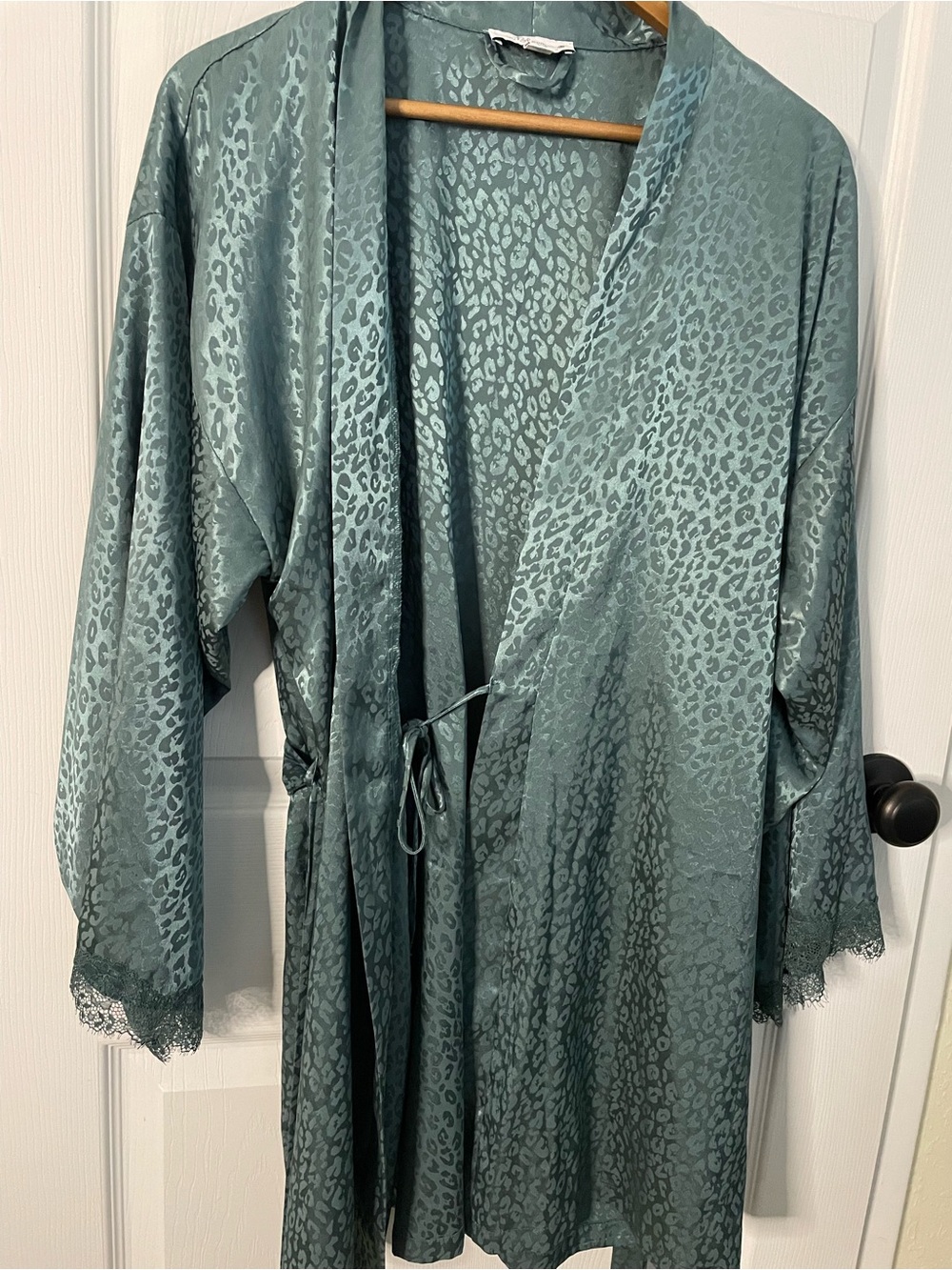 In Bloom by Jonquil Sage Green Satin Animal Print Kimono Robe M/L Lace Trim